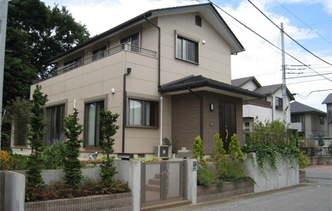 緑と調和した外観の日の光が差し込む明るい家