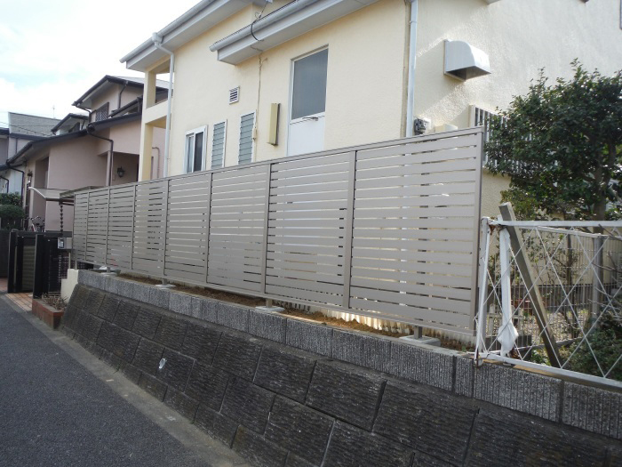 袖ケ浦市:剪定が大変だった植木を撤去し、新しいフェンスを施工