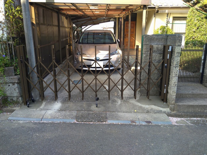 市原市:壊れた車庫門扉を交換してストレスフリーかつ安心に